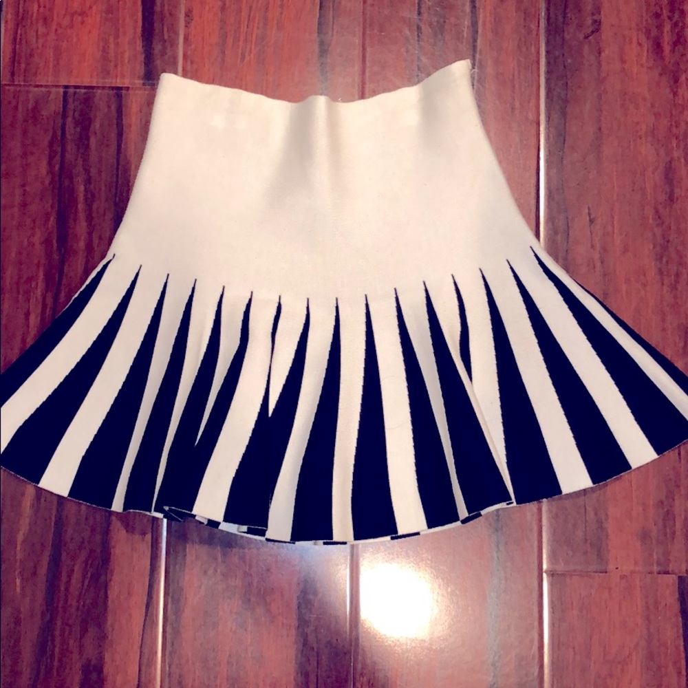HYPR Black/ White Skirt Size: S/M